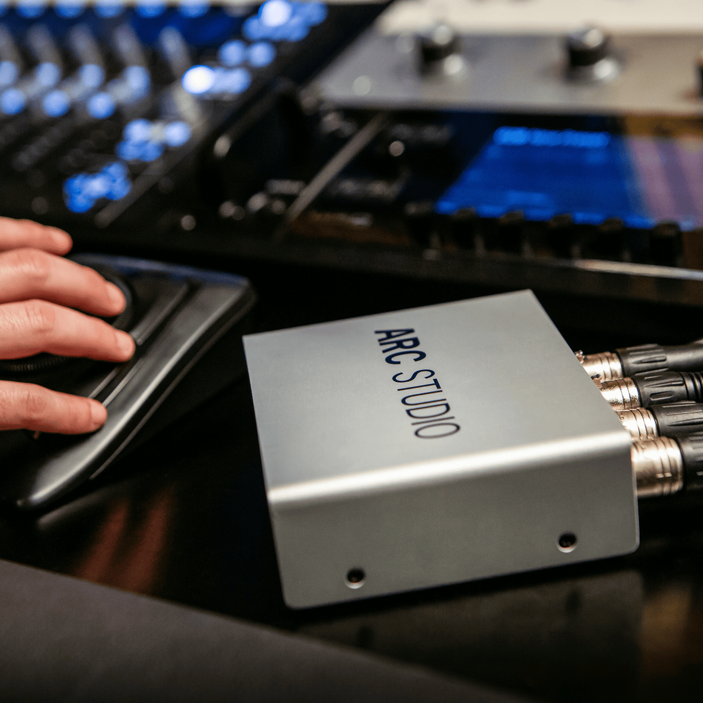 IK Multimedia ARC Studio - Cool Kids Audio