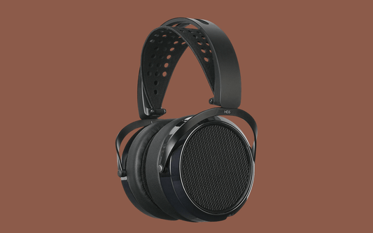 Casque planar magnétique ouvert HIFIMAN HE6 Remastered sur fond terracotta